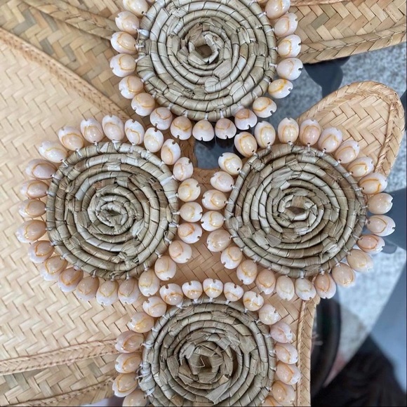 Fish shaped placemats and shell coasters - Picture 2 of 2